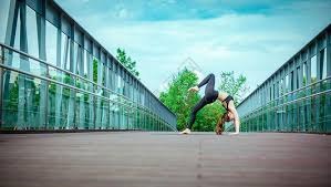 奇怪交易！特雷-杨换两将引争议，明星与角色球员价值差令人深思