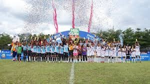 为什么外野手在追赶墙边飞球时需要通过身体接触墙面的力度判断位置