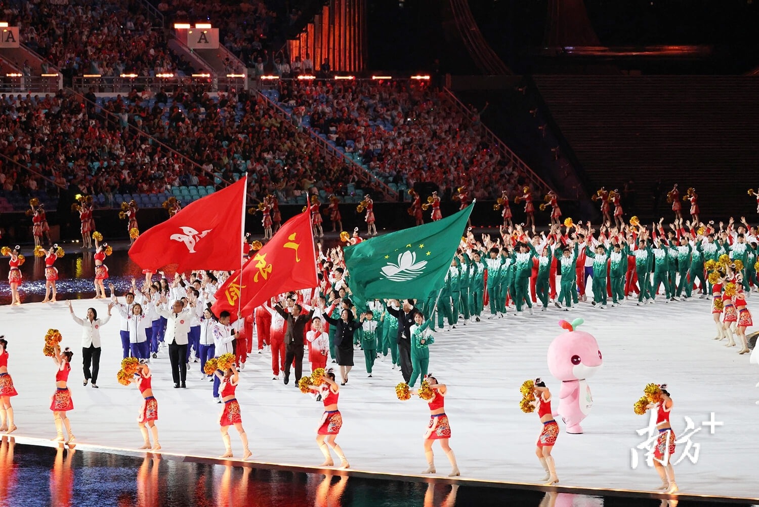 CBA强度这么大？贺希宁遭九阴白骨爪袭击，面部血痕累累，裁判视而不见＂